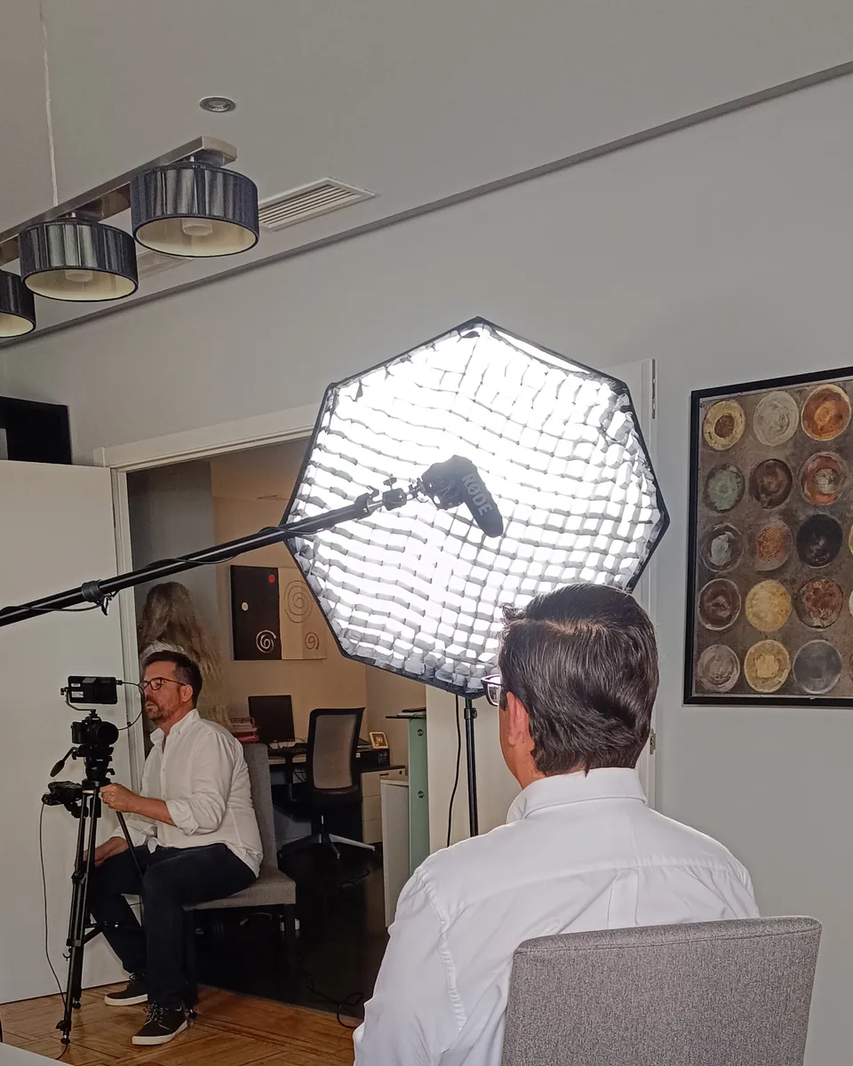 Darío entrevista a un portavoz mientras un gran difusor suaviza la luz